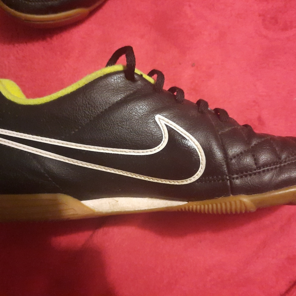 Sneakers - Picture 2 of 3